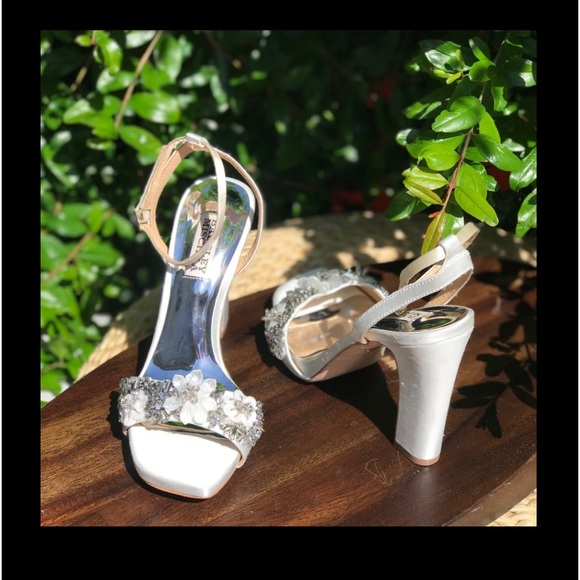 - Badgley Mischka Alexa Rhinestone flower ornament white satin embellished…8.5 - Picture 3 of 16